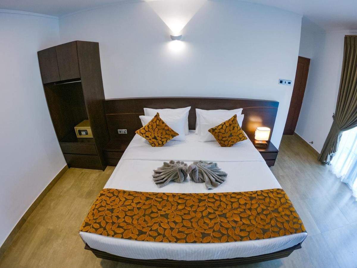 Bony'S Holiday Inn Негомбо Экстерьер фото