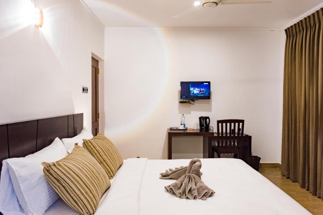 Bony'S Holiday Inn Негомбо Экстерьер фото