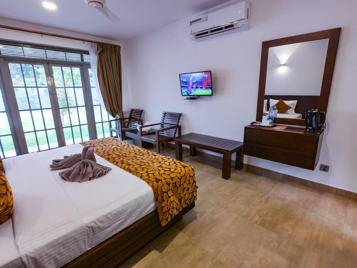 Bony'S Holiday Inn Негомбо Экстерьер фото