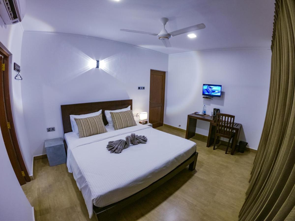 Bony'S Holiday Inn Негомбо Экстерьер фото